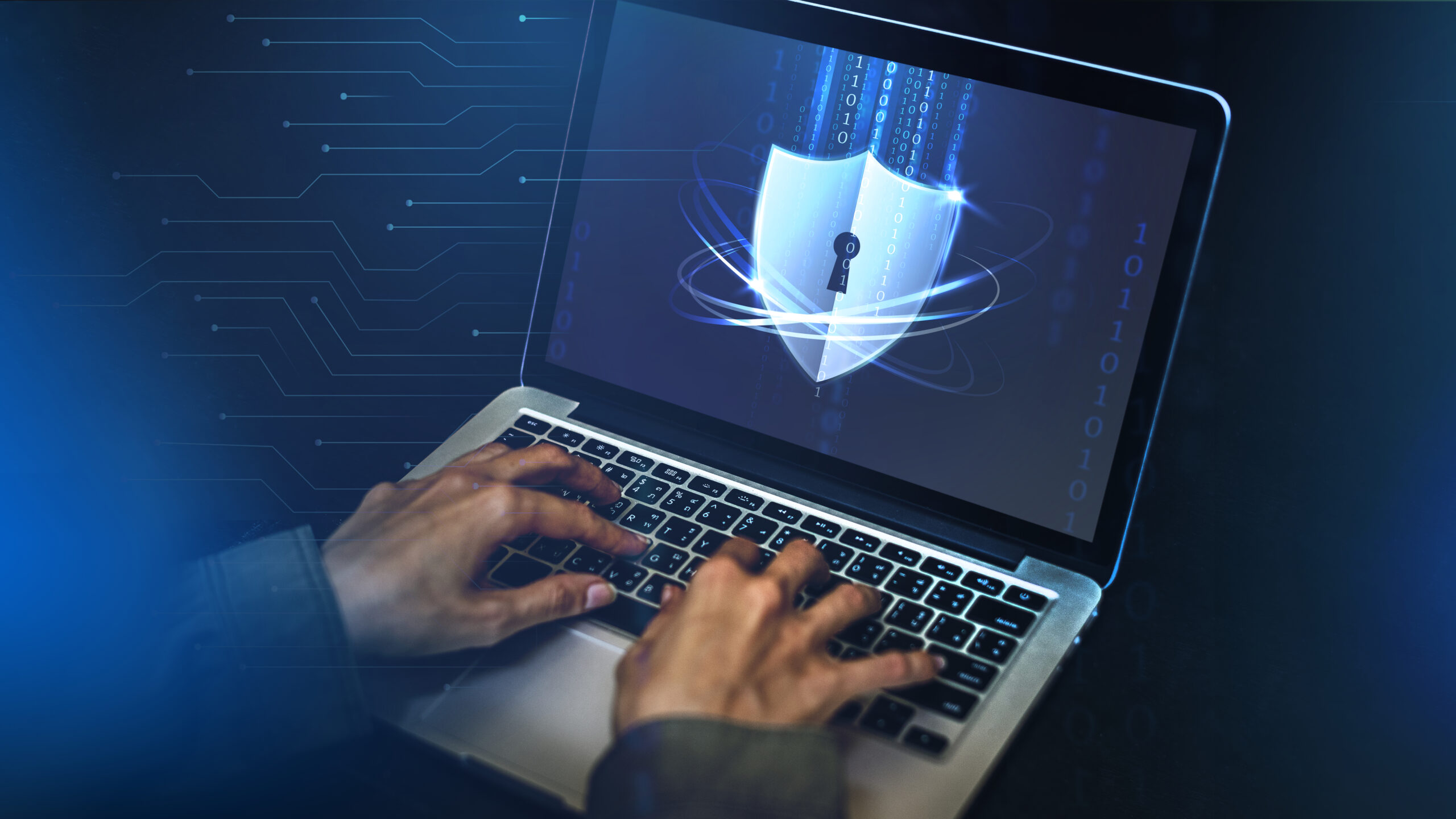 Imagem capa do conteúdo sobre Segurança da Aplicação onde há uma pessoa com um notebook com o símbolo de segurança, um escudo com fechadura, na tela.