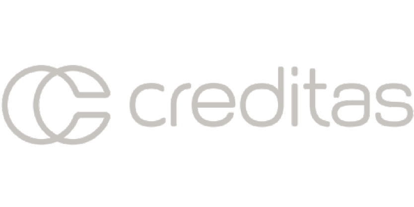 Logotipo da Creditas em cinza claro, apresentado sobre fundo transparente. Inclui um ícone distintivo, caracterizado por formas minimalistas que evocam inovação, posicionado ao lado do nome “Creditas” em uma fonte elegante e contemporânea.