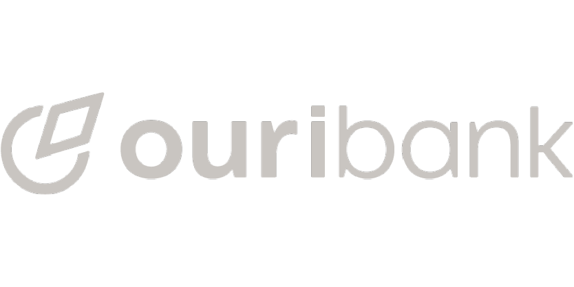 Logotipo do OuriBank em cinza claro, exibido sobre fundo transparente. Composto por um ícone estilizado – que remete a um símbolo gráfico abstrato representativo da identidade do banco – seguido pelo nome “OuriBank” em tipografia moderna e simples.