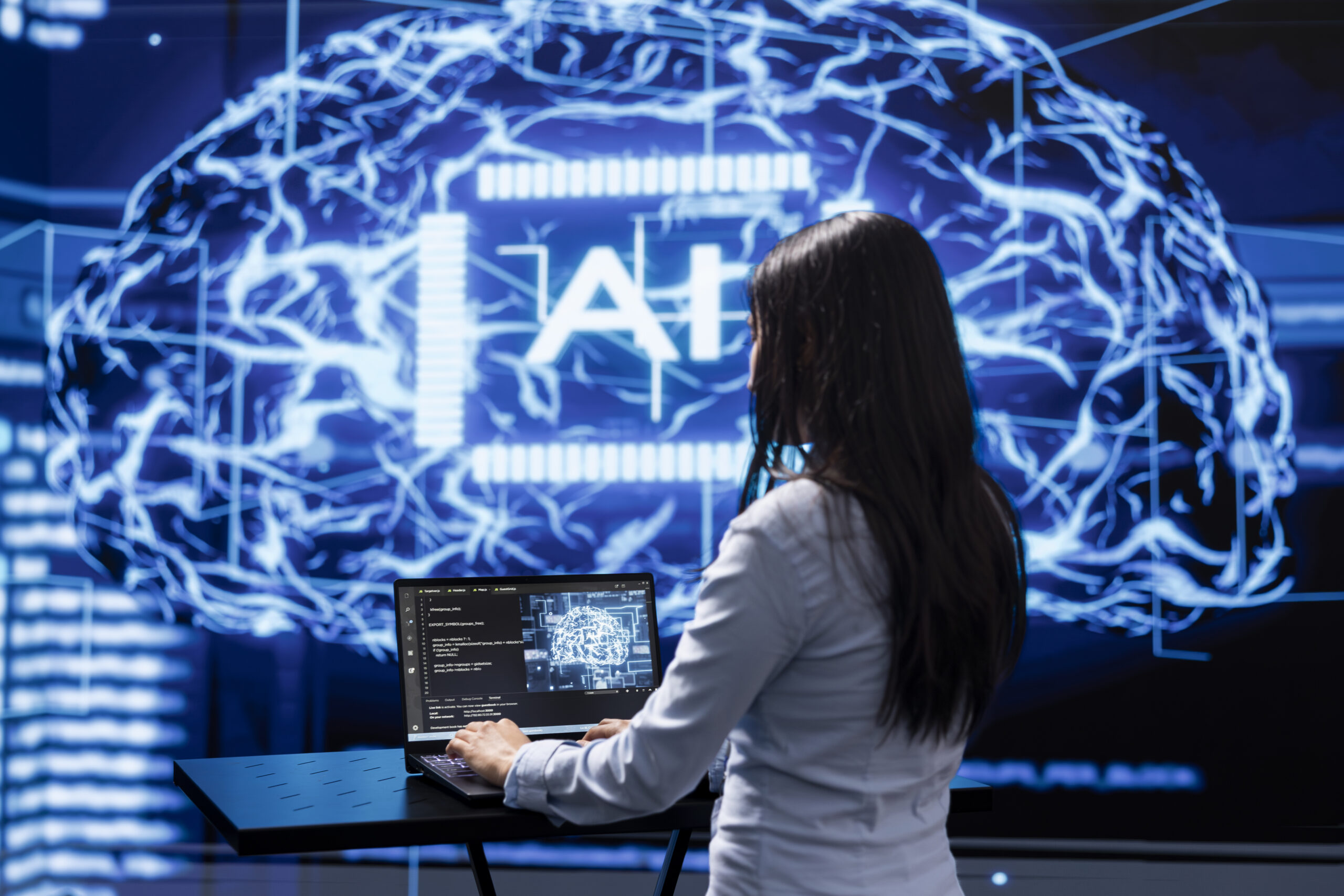 Imagem capa do conteúdo sobre desafios na adoção de ia, onde há uma mulher programadora analisando modelos cerebrais complexos de IA em laptop, executando simulações.