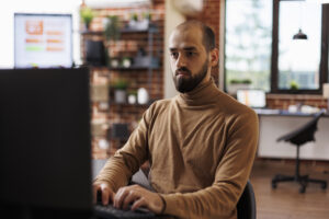 Imagem capa do conteúdo sobre Agente de IA para Product Discovery, onde há um trabalhador de escritório com conhecimento financeiro em busca de uma solução de recuperação de negócios usando o PC desktop.