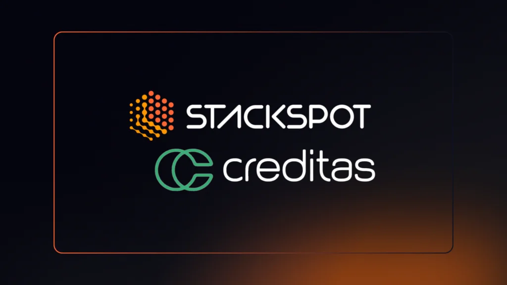 Capa do artigo "StackSpot e Creditas: fintech potencializa sua gestão em nuvem" com a logo de StackSpot, em branco com o ícone de colmeia em um degrade laranja, e da Creditas, também em branco com um C estilizado em verde. O fundo é preto com um ponto gradiente em laranja.